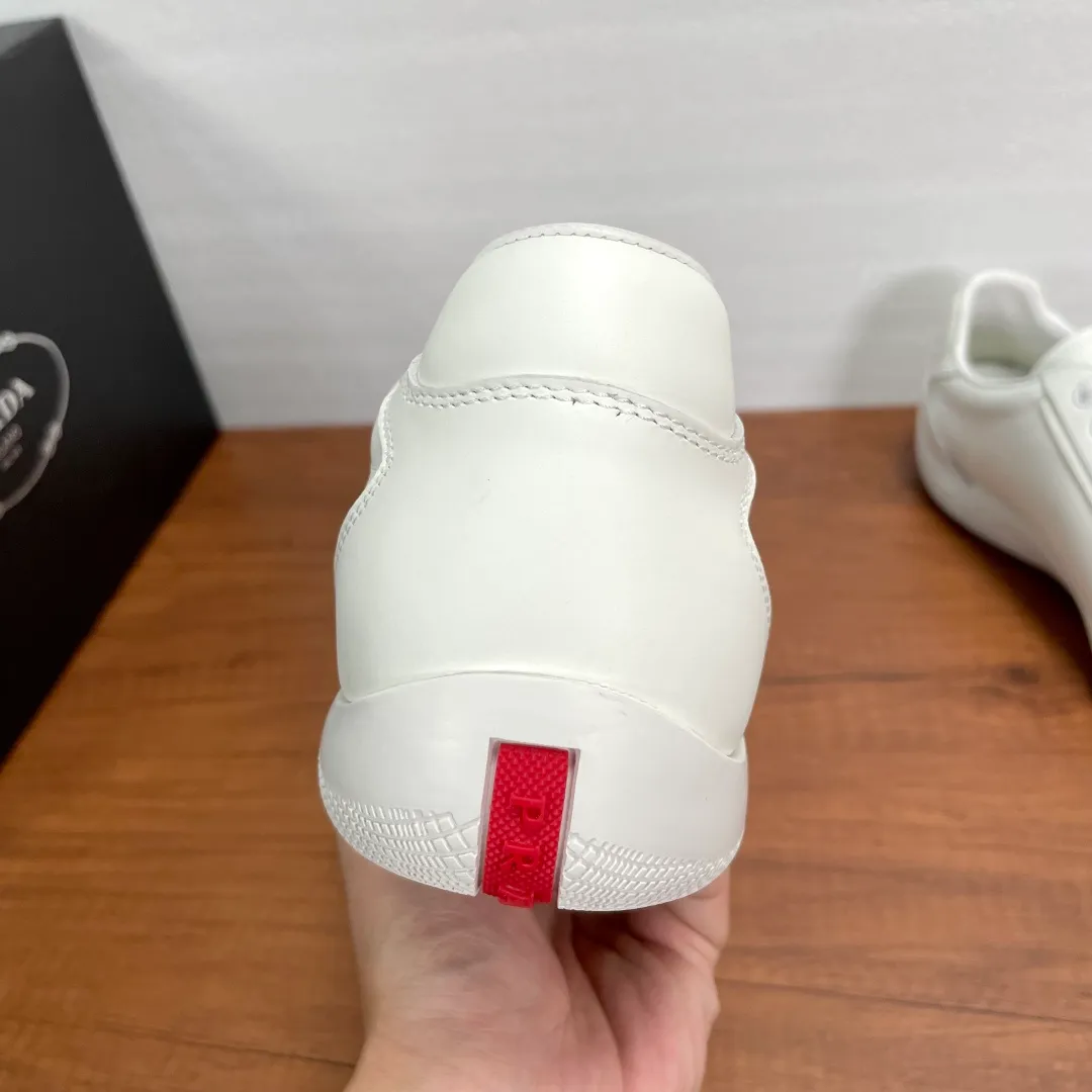 💰720 Code: YS003342 Prada/Prada men’s new leather sneakers. This sneaker is made of imported calf leather and is inspired by classic aesthetic concepts. The tongue is decorated with the recognizable P RADA MILANO embossed logo, the outside is decorated with the classic triangular metal enamel logo, and the all-metal enamel eyelets further enhance the style. Equipped with 3.5cm iconic red label lightweight elastic rubber soles, fabric and cowhide mixed lining, and silk-printed logo cowhide foot pads. The style is versatile and durable, comfortable and breathable, and comes with a full set of original packaging dust bags! Code number: 39-40-41-42-43-44 standard leather shoe code (45 can be customized but returns and exchanges are not supported) Item number: 2EE768 white
